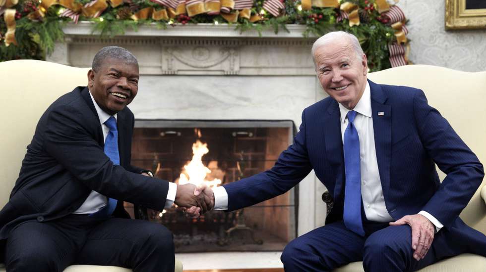 epa11004459 US President Joe Biden (R) meets with President of Angola Joao Manuel Goncalves Lourenco (L) in the Oval Office of the White House in Washington, DC, USA, on 30 November 2023.  EPA/Yuri Gripas / POOL