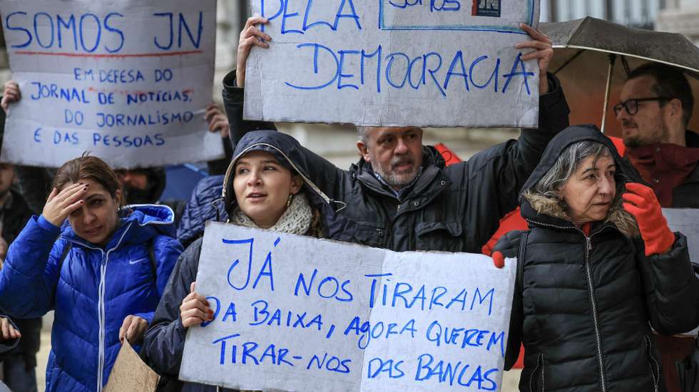 Trabalhadores do Jornal de Notícias (JN) manifestam-se frente à Câmara Municipal do Porto, onde decorre o Conselho de Ministros, no Porto, 07 de dezembro de 2023. O Global Media Group (GMG) do qual o JN faz parte vai negociar “com caráter de urgência” rescisões com 150 a 200 trabalhadores e avançar com uma reestruturação para evitar “a mais do que previsível falência do grupo”. ESTELA SILVA/LUSA