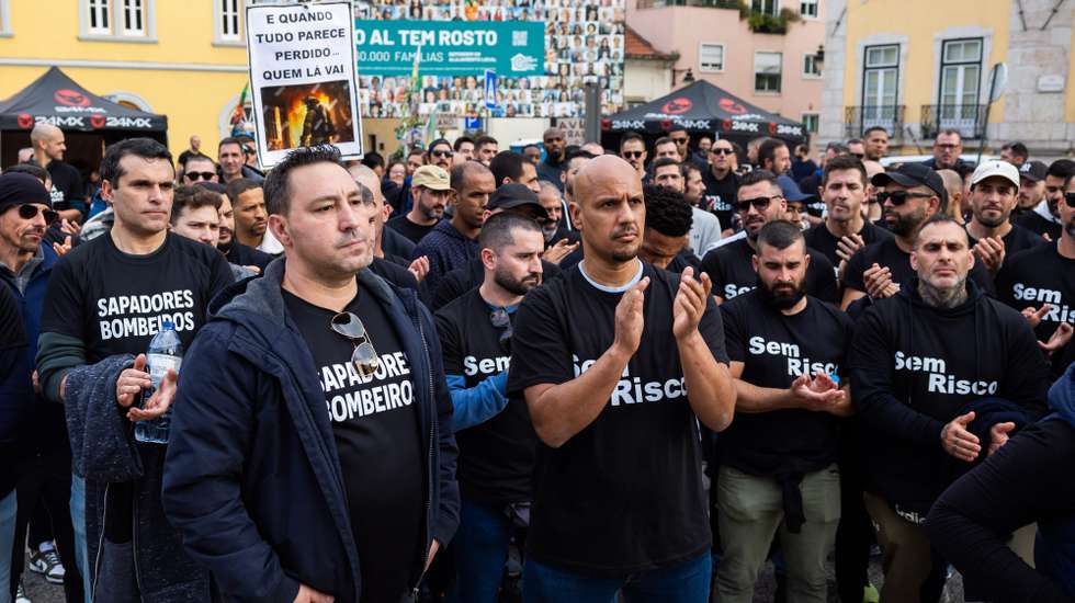 Cerca de meio milhar de bombeiros sapadores de todo o país concentram-se em frente à Assembleia da República para reivindicar a atribuição de um subsídio de risco e que a profissão seja considerada de desgaste rápido, Lisboa, 6 de fevereiro de 2024.  JOSÉ SENA GOULÃO/LUSA
