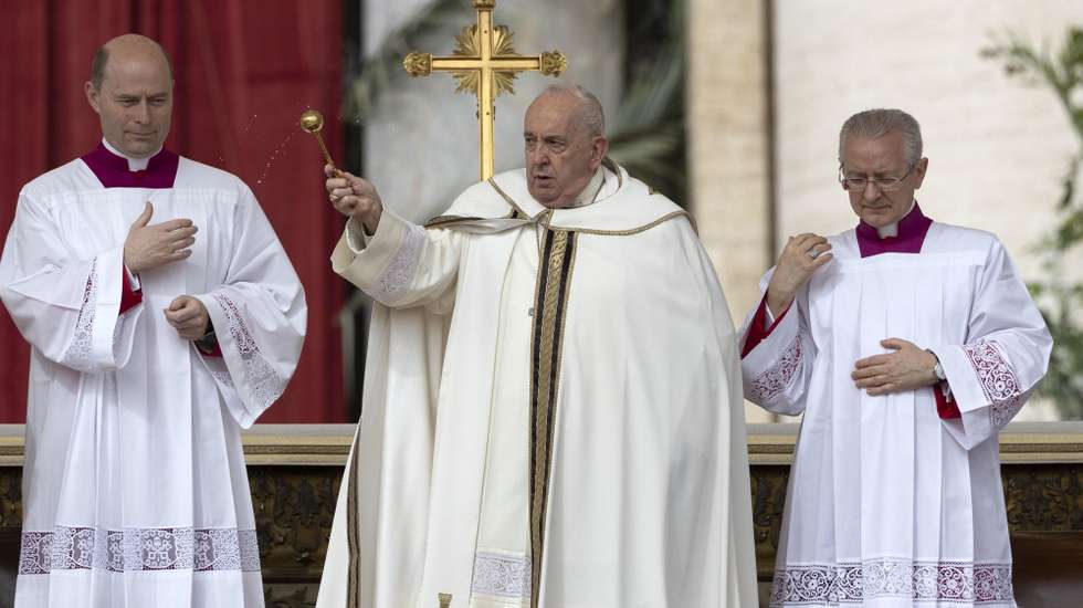 epaselect epa11252531 Pope Francis (C) leads the Easter Mass in Saint Peter's Square, Vatican City, 31 March 2024.  EPA/MASSIMO PERCOSSI