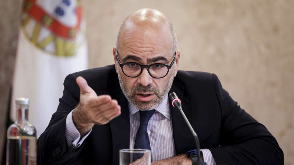 O ministro das Infraestruturas e Habitação, Miguel Pinto Luz, intervém durante a sua audição perante a Comissão de Economia, Obras Públicas e Habitação a requerimento do grupo parlamentar do Partido Socialista (PS) sobre o "Subsídio Social de Mobilidade" na Assembleia da República, em Lisboa, 28 de maio de 2024. FILIPE AMORIM/LUSA