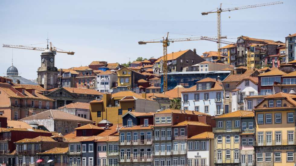 Vista de habitações na zona histórica do Porto, 13 de junho de 2024. JOSÉ COELHO/LUSA
