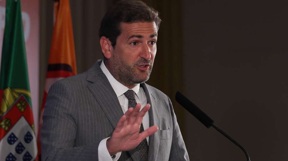 O presidente do grupo parlamentar do Partido Social Democrata, Hugo Soares, discursa na sessão de abertura das jornadas parlamentares do partido que decorrem nos dias 01 e 02 de julho de 2024, dedicadas ao Estado da Nação, sob o lema “Portugal no bom caminho”, num hotel de Sintra, 1 de julho de 2024. TIAGO PETINGA/LUSA