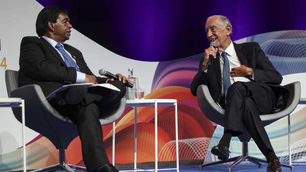 O Presidente da República, Marcelo Rebelo de Sousa (D),  acompanhado pelo Presidente da República das Maurícias, Prithvirajsing Roopun (E), durante o "EurAfrican Forum 2024", na NOVA SBE, em Carcavelos, 16 de julho de 2024. Organizado pelo Conselho da Diáspora Portuguesa (CDP), organização não governamental para o desenvolvimento. Com o mote “África: o próximo capítulo – parcerias para o crescimento”, a sétima edição do encontro conta com a presença de líderes políticos, empresários e especialistas de ambos os territórios para debate e partilha de experiências, em prol do crescimento e desenvolvimento. MIGUEL A. LOPES/LUSA