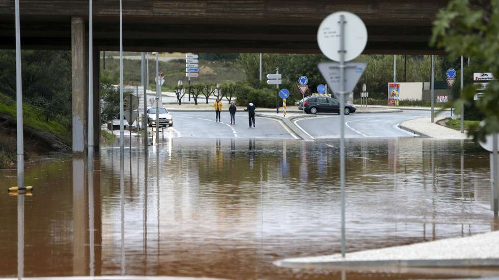 Condutores não conseguem passar para a zona da baixa de Albufeira, devido às cheias causadas pelo mau tempo que se faz sentir, 01 novembro 2015. O mau tempo que se fez sentir no barlavento algarvio provocando inundações e enxurradas em várias zonas da região. LUIS FORRA / LUSA