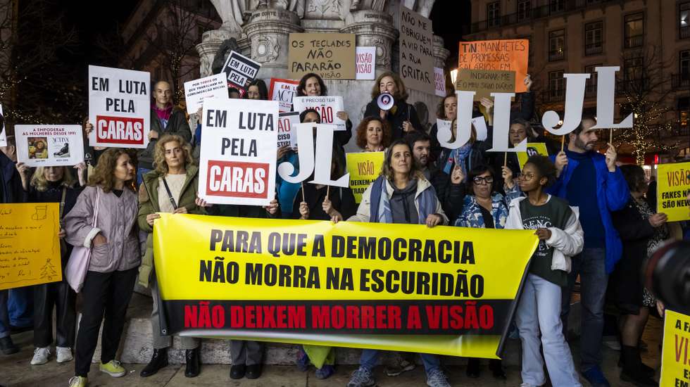 Concentração de trabalhadores da TiN -Trust in News, com o objetivo de conscencializar a sociedade para a situação difícil que os trabalhadores e os títulos atravessam, no Largo Camões, em Lisboa, 04 de dezembro de 2024. JOSÉ SENA GOULÃO/LUSA