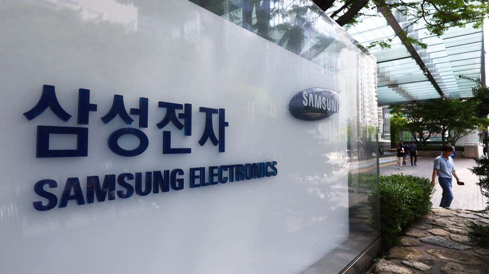 epa11510801 An exterior view of the Samsung Electronics headquarters in Seoul, South Korea, 31 July 2024. The world's largest memory chip maker stated its second-quarter operating profit reached 10.43 trillion won (7.5 billion US dollars), up 1,462.29 percent from a year earlier.  EPA/YONHAP SOUTH KOREA OUT