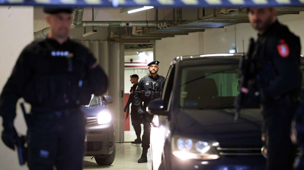 Agentes da GISP escoltam a chegada ao Tribunal de Instrução Criminal (TIC) do veículo celular da Polícia com o arguido Fernando Madureira, detido da 'Operação Pretoriano', no Porto, 18 de outubro de 2024. O arranque da fase instrução da 'Operação Pretoriano' previsto para hoje foi adiado devido à greve dos oficiais de justiça. O processo tem como arguidos Fernando Madureira, ex-líder dos Super Dragões, Sandra Madureira, Vítor Catão, e ainda mais nove arguidos, acusados de crimes alegadamente cometidos numa Assembleia-Geral do FC Porto. LUSA
