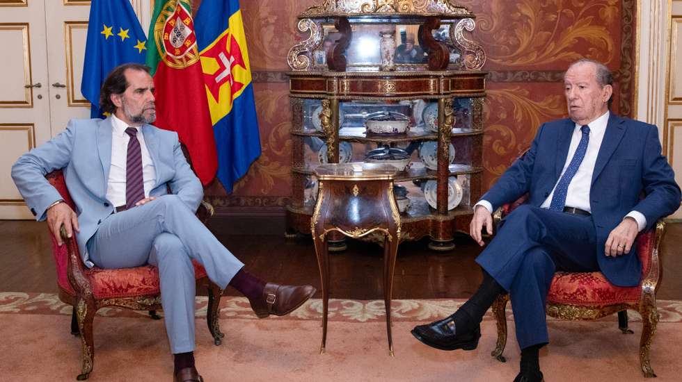 O presidente do PSD-Madeira, Miguel Albuquerque (E), é recebido pelo Representante da República na Madeira, Ireneu Barreto (D), para a indigitação como presidente do Governo Regional da Madeira, após vencer as ultimas eleições, Palácio de São Lourenço, Funchal, Ilha da Madeira, 28 de março de 2025. HOMEM GOUVEIA/LUSA
