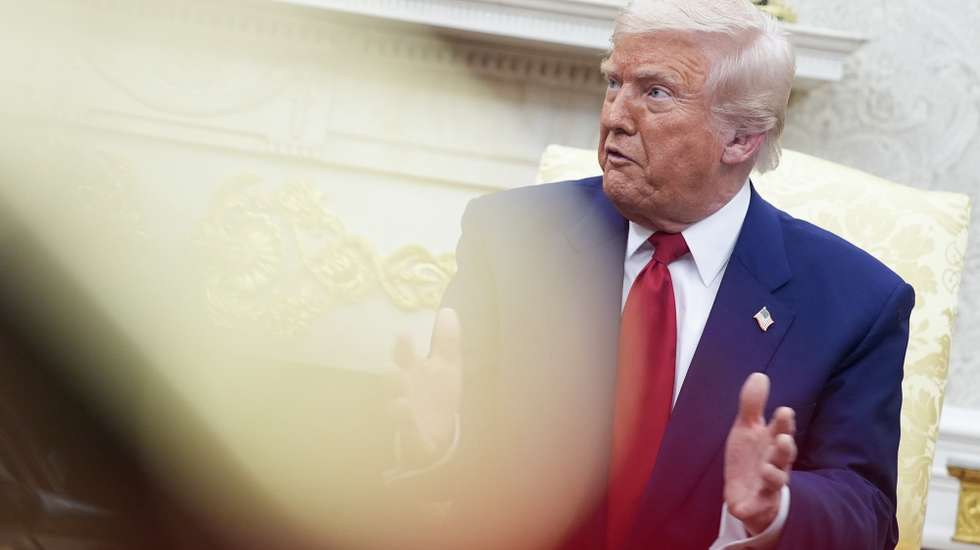 epa12016868 US President Donald Trump meets with Prime Minister Benjamin Netanyahu (not pictured) of Israel in the Oval Office of the White House in Washington, DC, USA, 07 April 2025.  EPA/YURI GRIPAS / POOL