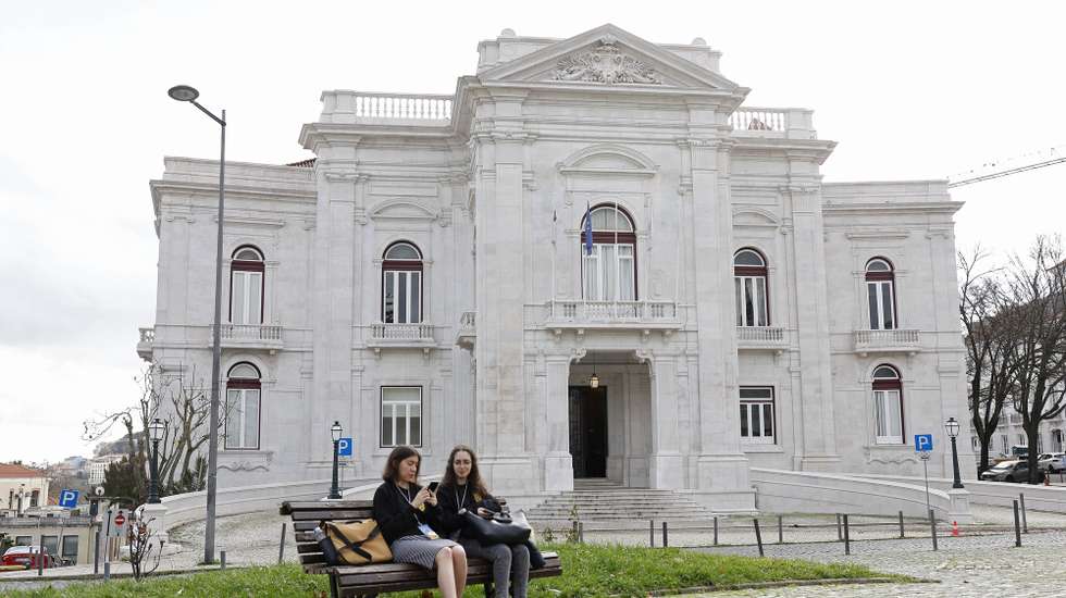 Fachada do edifício da NOVA Medical School - Faculdade de Ciências Médicas, no Campo Mártires da Pátria, uma antiga zona de corridas de touros, onde no início do século XX toureou a cabo-verdiana Fernanda do Vale (também conhecida por Preta Fernanda), é um dos pontos dos “Espaços da Presença Africana em Lisboa”, que fazem parte de um roteiro promovido desde 2016 pela associação Batoto Yetu Portugal, que trabalha com jovens e crianças interessados na cultura africana, em Lisboa, 17 de dezembro de 2022. As origens africanas do Marquês de Pombal ou da fadista Severa são uma das várias curiosidades que surpreende quem percorre as marcas de África em Lisboa, que tanto se encontram numa estação metropolitana, num bairro histórico ou num campus universitário. (ACOMPANHA TEXTO DA LUSA DO DIA 26 DE DEZEMBRO DE 2022). ANTÓNIO PEDRO SANTOS/LUSA