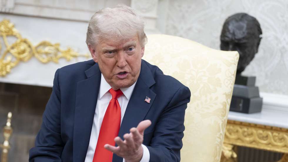 epa12158266 US President Donald Trump speaks during a meeting with German chancellor at the Oval Office of the White House in Washington, DC, USA, 05 June 2025.  EPA/CHRIS KLEPONIS / POOL