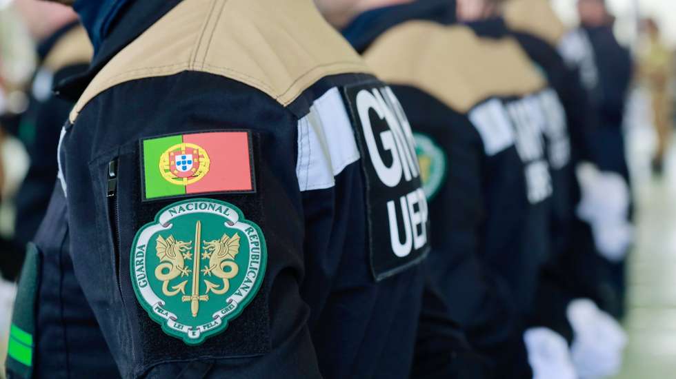 Insígnia da Guarda Nacional Republicana (GNR), durante a cerimónia militar comemorativa do Dia da Unidade de Emergência Proteção e Socorro da Guarda Nacional Republicana, na Guarda, 14 de abril de 2025. MIGUEL PEREIRA DA SILVA/LUSA