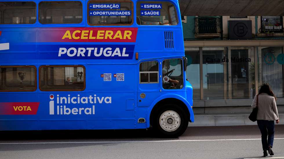 Autocarro usado pelo partido Iniciativa Liberal para a campanha no âmbito das eleições legislativas, no Porto, 13 de maio de 2025. Mais de 10,8 milhões de eleitores residentes em território nacional e no estrangeiro serão chamados a votar nestas eleições legislativas antecipadas, no próximo dia 18 de maio, e escolher entre as 20 forças políticas concorrentes o partido que consideram que deve formar o próximo Governo ou que pensam que os representa melhor, elegendo os 230 lugares de deputados da Assembleia da República para a próxima legislatura. ESTELA SILVA/LUSA
