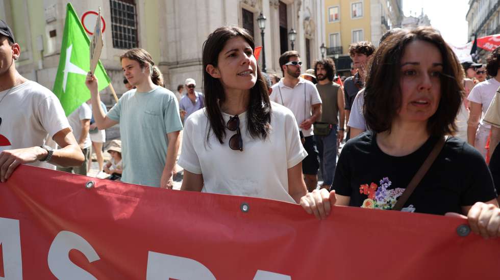 A coordenadora do Bloco de Esquerda (BE), Mariana Mortágua (C), participa no protesto "Casa para Viver", organizado pelo movimento Porta a Porta, plataforma Casa Para Viver, Referendo pela Habitação, Projecto Ruído, Vida Justa e 1.º Esquerdo, face ao agravamento da crise na habitação, em Lisboa, 28 de junho de 2025. MIGUEL A. LOPES/LUSA