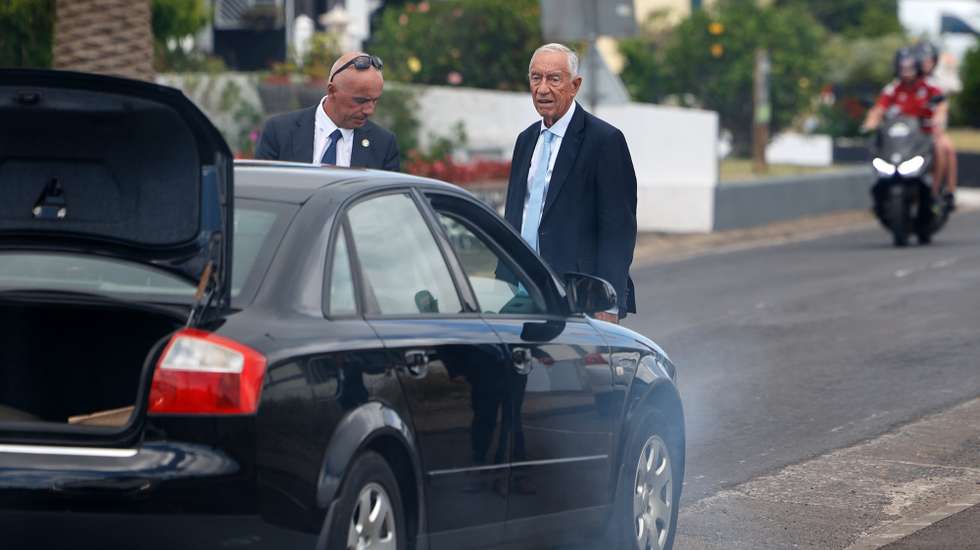 O Presidente da República, Marcelo Rebelo de Sousa (D), observa o motor do carro que o transporta após este ter começado a libertar fumo no  concelho de Vila do Porto no âmbito de uma visita à região autónoma dos Açores, Ilha de Santa Maria, Açores, 3 de agosto de 2025. NUNO VEIGA/LUSA