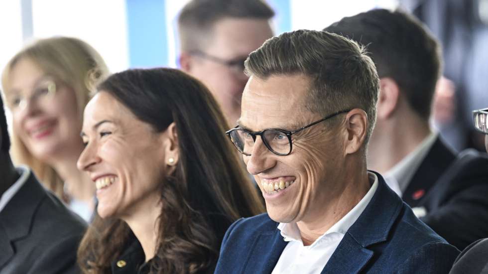 epa12179131 Finland's President Alexander Stubb (R) and his wife Suzanne Innes-Stubb (2-L) react as they attend the Kultaranta Talks, in Naantali, Finland, 16 June 2025. Kultaranta Talks, a foreign and security policy event hosted by the Finnish president at the Presidential Summer Residence Kultaranta in Naantali, take place from 16 until 17 June under the theme 'The Changing World Order - Old Meets New'.  EPA/KIMMO BRANDT