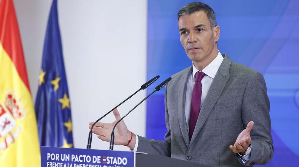 epa12342420 Spain's Prime Minister Pedro Sanchez speaks during the closure of the act 'For a State Pact to address the climate emergency' in Madrid, Spain, 01 September 2025.  EPA/Chema Moya