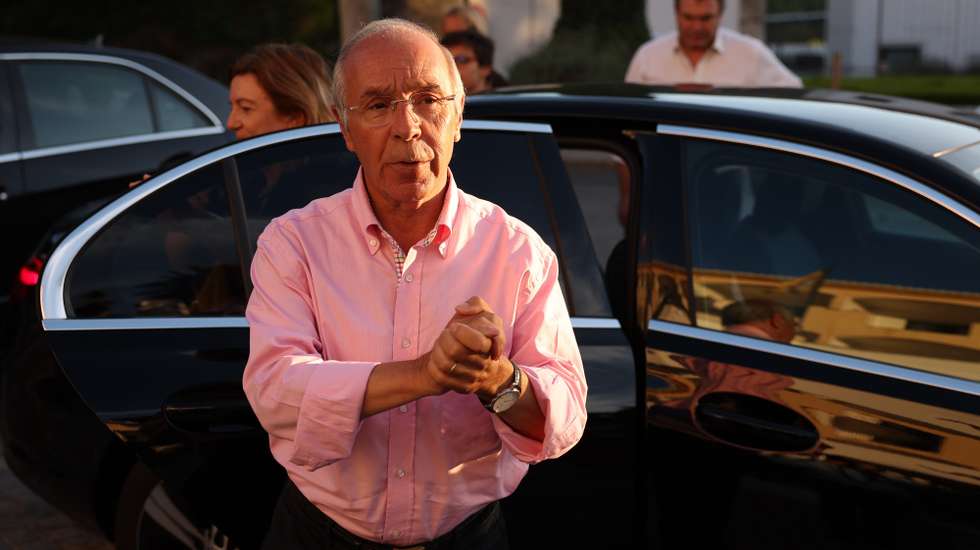 O candidato à Presidência da República, Luís Marques Mendes, à chegada para um jantar-conferência na Universidade de Verão do PSD, que decorre até ao próximo domingo numa unidade hoteleira de Castelo de Vide, 28 de agosto de 2025. NUNO VEIGA/LUSA