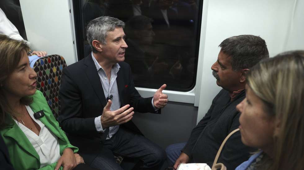 O secretário-geral do Partido Socialista (PS), José Luis Carneiro (2-E), acompanhado da candidata à Câmara Municipal de Sintra, Ana Mendes Godinho (E), durante uma viagem na linha de Sintra no âmbito da campanha para as eleições autárquicas, Sintra, 1 de outubro de 2025. TIAGO PETINGA/LUSA