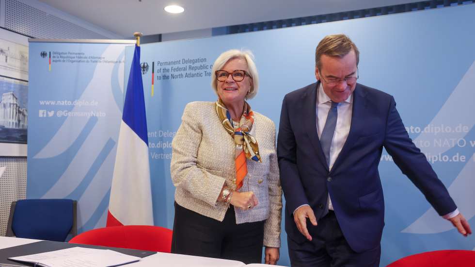 epa12455369 French Minister of the Armed Forces Catherine Vautrin (L) and German Defense Minister Boris Pistorius attend a signing ceremony for the bilateral agreement on the Joint European Early Warning and Interception system (JEWEL) during the NATO Ministers of Defence meeting in Brussels, Belgium, 15 October 2025.  EPA/OLIVIER HOSLET
