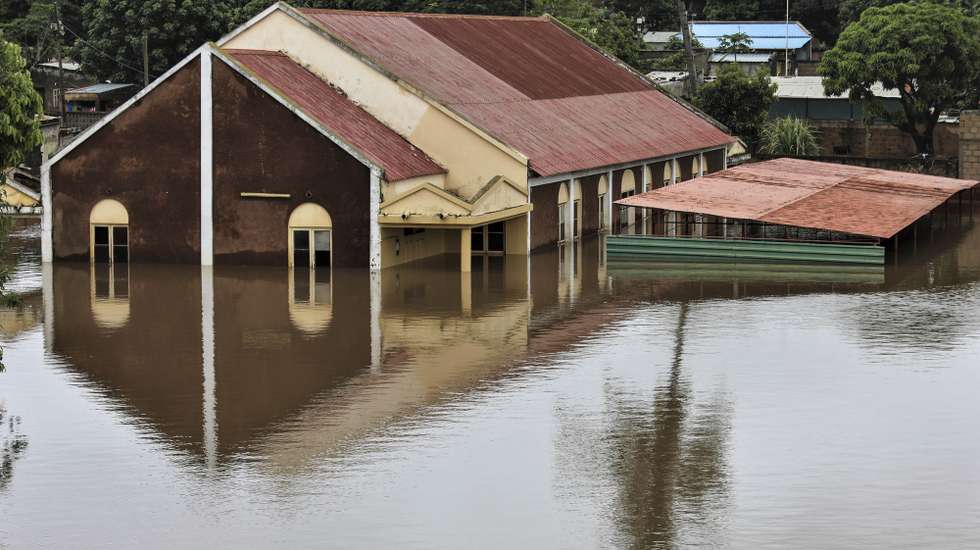 While the centre of Maputo endures several days of uninterrupted heavy rain, requests for help are multiplying in the outlying neighbourhoods, with hundreds of houses flooded, streets turned into lakes and the same phrase on every corner: ‘We are in a bad way,’ Maputo, Mozambique, 16 January 2026. LUÍSA NHANTUMBO/LUSA