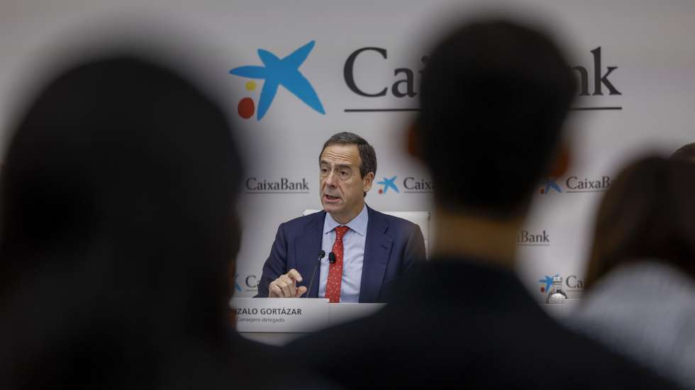epa12495062 Spanish bank CaixaBank's CEO, Gonzalo Gortazar, addresses a press conference to announce the bank's first 9-month results at bank's headquarters in Valencia, eastern Spain, 31 October 2025. CaixaBank achieved a net profit of 4.39 billion euro between January and September of 2025, a 3.5 percent more than same period of 2024.  EPA/Biel Alino