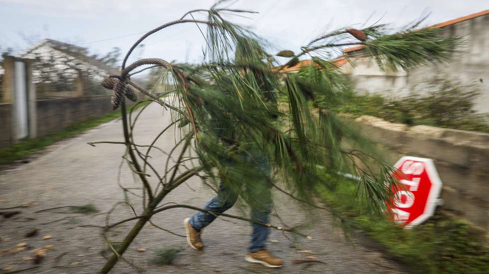 Efeitos do mau tempo na região de Leiria devido à passagem da depressão Kristin, em Leiria, 30 de janeiro de 2026. Portugal continental está a ser afetado pelos efeitos da passagem da depressão Kristin, com chuva, vento, neve e agitação marítima, tendo sido emitidos vários avisos pelo Instituto Português do Mar e da Atmosfera (IPMA). ANTÓNIO PEDRO SANTOS/LUSA