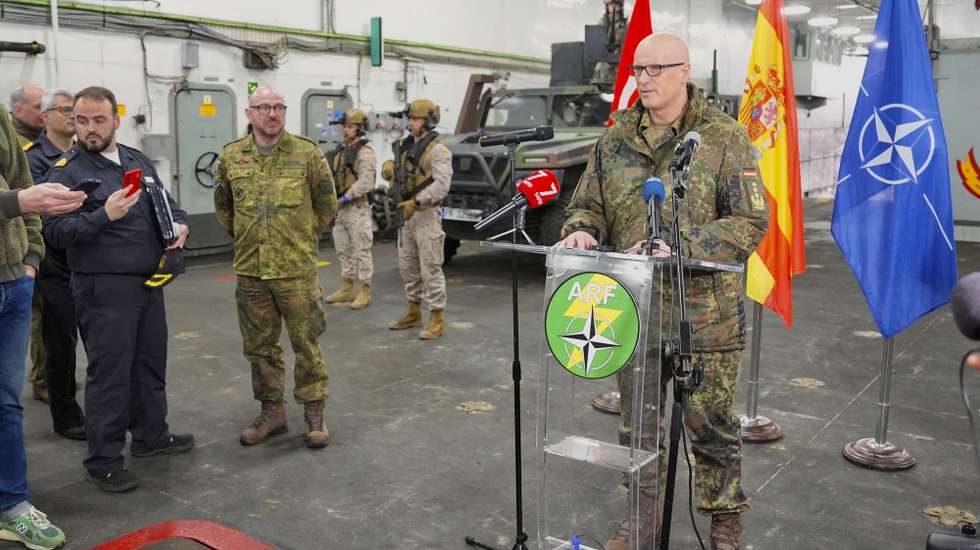 epa12690304 Commander of Allied Joint Force Command Brunssum, German General Ingo Gerhartz (R), delivers a speech during a press conference to present the exercise STEADFAST DART 26, NATO's largest exercise of the year, at the Naval Base in Rota, Cadiz, southern Spain, 29 January 2026.  EPA/ROMAN RIOS