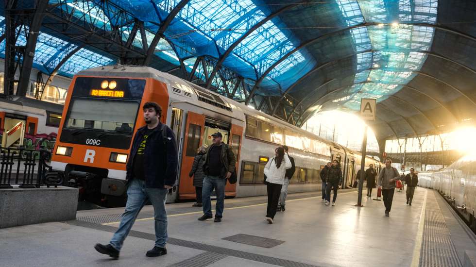 epa12684208 Commuters walk through Barcelona's Estacion de Francia railway station in Barcelona, Spain, 27 January 2026. The Spanish National Railway Network (Renfe) has resumed Catalan regional commuter train services, with alternative bus transport plans in place.  EPA/ENRIC FONTCUBERTA