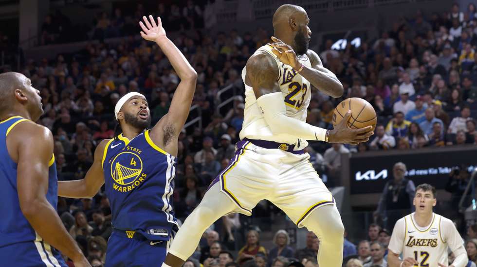 epa12786216 Los Angeles Lakers forward LeBron James (C) passes off to Los Angeles Lakers forward Jake LaRavia (R) as Golden State Warriors guard Moses Moody (2-L) and Golden State Warriors center/forward Al Horford (L) defend during the second half of the NBA game between the Los Angeles Lakers at the Golden State Warriors in San Francisco, California, USA, 28 February 2026.  EPA/JOHN G. MABANGLO SHUTTERSTOCK OUT