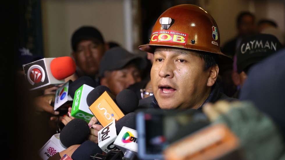 epaselect epa13050595 Mario Argollo, leader of the Bolivian Workers' Confederation (COB), speaks during a press conference following a meeting with the government, in La Paz, Bolivia, 19 June 2026. Bolivian President Rodrigo Paz and the COB reached an agreement to 'restore peace' to the country after seven weeks of conflict, although peasant unions and groups aligned with former President Evo Morales are maintaining roadblocks to demand the president’s resignation.  EPA/LUIS GANDARILLAS