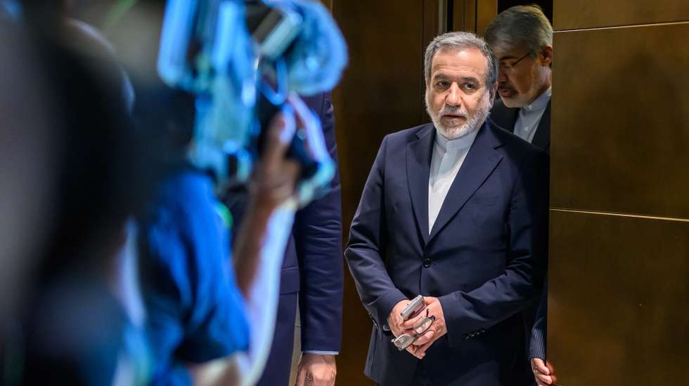 epa13053798 Iranian Foreign Minister Abbas Araghchi arrives for a bilateral meeting with his Swiss counterpart at the Burgenstock luxury hotel complex overlooking Lake Lucerne, Switzerland, 21 June 2026. Delegations from the United States and Iran meet at the resort to discuss further details and technical issues after the signing of a framework agreement on peace in France.  EPA/FABRICE COFFRINI / POOL