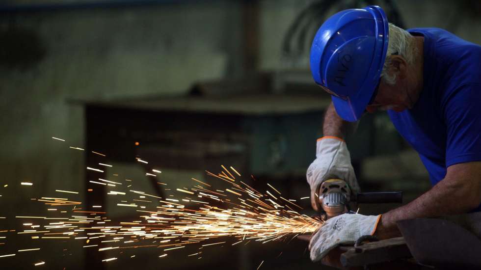 Trabalhador prepara uma peça de ferro na empresa MPG