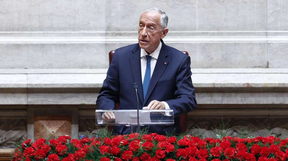 O Presidente da República, Marcelo Rebelo de Sousa, intervém durante a sessão solene comemorativa dos 47 anos da Revolução de 25 de Abril na Assembleia da República em Lisboa, 25 de abril de 2021. Em 25 de abril de 1974, um movimento de capitães derrubou a ditatura de 48 anos, de Marcelo Caetano, chefe do Governo e de Américo Tomás, Presidente da República, num golpe que se transformou numa revolução, a "revolução dos cravos". ANTÓNIO COTRIM/LUSA