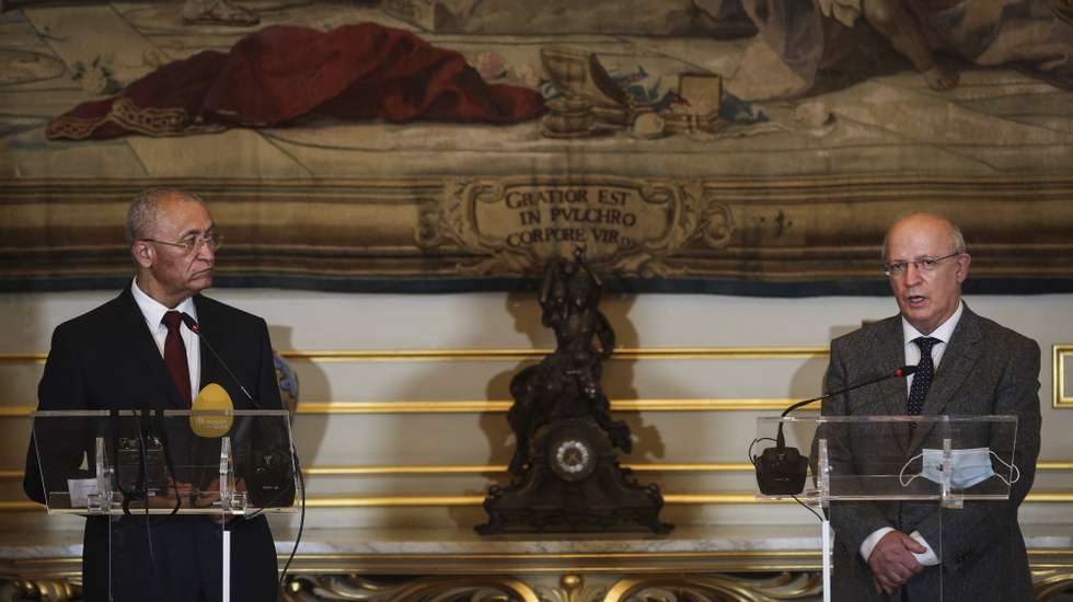 O ministro de Estado e dos Negócios Estrangeiros, Augusto Santos Silva (D), acompanhado pelo seu homólogo de Cabo Verde, Rui Figueiredo Soares (E), intervém numa conferencia de imprensa após uma reunião de trabalho onde foram debatidos temas relacionados com a Comunidade dos Países de Língua Portuguesa (CPLP), as relações UE-Cabo Verde e as prioridades da Presidência Portuguesa do Conselho da União Europeia no que diz respeito ao relacionamento com África, em Lisboa, 28 de abril de 2021.  RODRIGO ANTUNES/LUSA