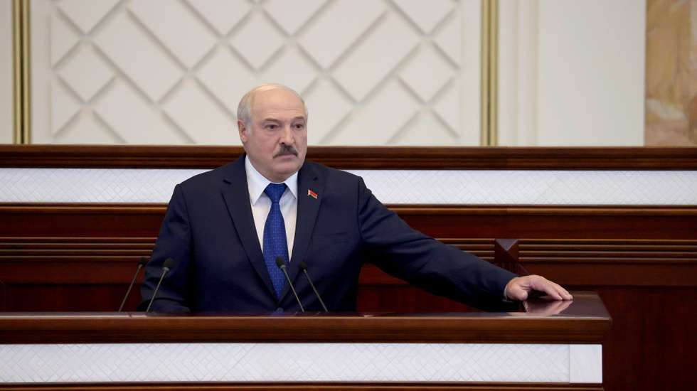 epa09228517 Belarusian President Alexander Lukashenko speaks to parliamentarians, members of the Constitutional Commission and representatives of government bodies, at the Parliament in Minsk, Belarus, 26 May 2021.  EPA/MAXIM GUCHEK / POOL