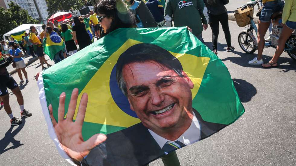 epa09386182 Supporters of the President of Brazil, Jair Bolsonaro, participate in a massive mobilization in favor of the printed vote and to demonstrate their support for the President, in Rio de Janeiro, Brazil, 01 August 2021. Bolsonaro's supporters took to the streets of several cities in the country on 01 August in support of his speech that the electronic voting machines are 'fraudulent.'  EPA/Andre Coelho