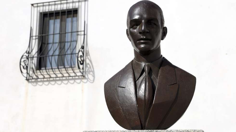 Busto de Vasco Maria Eugénio de Almeida, latifundiário e mecenas que criou a fundação com o seu nome, à porta do Centro de Arte e Cultura da Fundação Eugénio de Almeida (FEA), Évora, 19 de julho de 2023. O Centro de Arte e Cultura da Fundação Eugénio de Almeida (FEA), em Évora, comemora 10 anos, e afirma-se como “lugar incontornável” da arte contemporânea no sul do país e quer reforçar a internacionalização com a futura programação. (ACOMPANHA TEXTO DE 23-07-2023) NUNO VEIGA/LUSA