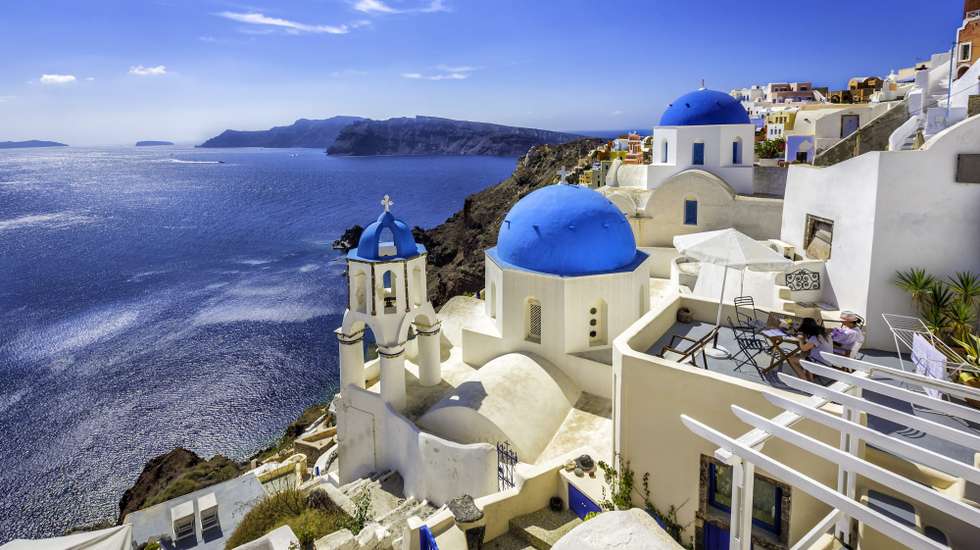 Segundo o Ministério da Proteção Civil da Grécia, a atividade sísmica dos últimos dias não está ligada ao vulcão de Santorini, mas sim a falhas subaquáticas na zona.