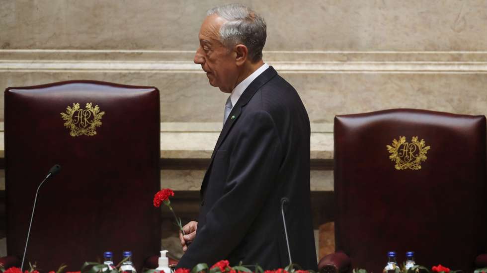 O Presidente da República, Marcelo Rebelo de Sousa, à chegada para a sessão solene comemorativa dos 48 anos da Revolução de 25 de Abril na Assembleia da República em Lisboa, 25 de abril de 2022. Em 25 de abril de 1974, um movimento de capitães derrubou a ditatura de 48 anos, de Marcelo Caetano, chefe do Governo e de Américo Tomás, Presidente da República, num golpe que se transformou numa revolução, a "revolução dos cravos". MANUEL DE ALMEIDA/LUSA