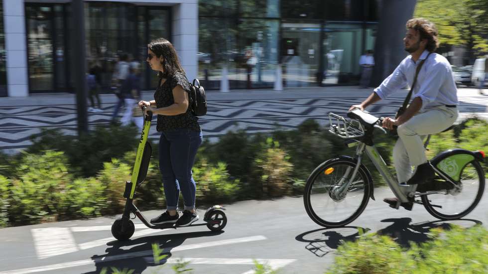 Populares de trotinete e bicicleta sem usar o capacete no dia do lançamento da campanha nacional “Não sejas Alberto, usa capacete!”, uma ação de sensibilização onde são demonstrados os efeitos de não usar capacete na condução de bicicletas e trotinetes na via pública. Lisboa, 28 de agosto de 2019. MIGUEL A. LOPES/LUSA