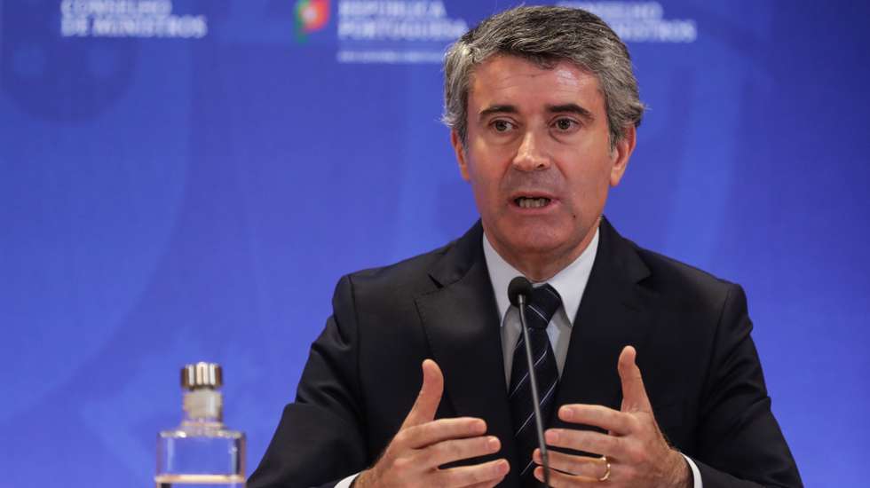 O ministro da Administração Interna, José Luis Carneiro, durante o briefing do Conselho de Ministros em Lisboa, 28 de julho de 2022. TIAGO PETINGA/LUSA
