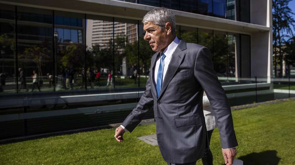 O antigo primeiro-ministro, José Sócrates, após falar aos jornalistas à chegada ao Campus de Justiça, para ser ouvido pela juíza Margarida Alves sobre viagens ao Brasil, em Lisboa, 30 de junho de 2022. JOSE SENA GOULAO/LUSA