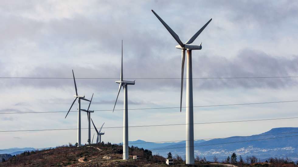 Primeiro parque misto de produção de energias renováveis, que combina aerogeradores com painéis solares, Santo Estêvão, Sabugal, 12 de janeiro de 2023. A EDP Renováveis (EDPR) anunciou hoje a ligação à rede do seu primeiro projeto híbrido a nível global e o primeiro da Península Ibérica, no Sabugal, que combina produção de energia eólica e solar num único local. MIGUEL PEREIRA DA SILVA/LUSA