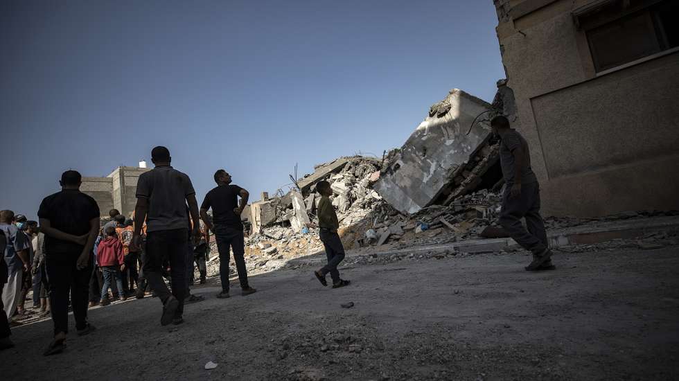 epa10956478 Palestinians search for bodies and survivors in the rubble of a residential building leveled in an Israeli airstrike, in Khan Younis refugee camp in the southern Gaza Strip, 03 November 2023. More than 9,100 Palestinians and at least 1,400 Israelis have been killed, according to the Israel Defense Forces (IDF) and the Palestinian health authority, since Hamas militants launched an attack against Israel from the Gaza Strip on 07 October, and the Israeli operations in Gaza and the West Bank which followed it.  EPA/HAITHAM IMAD