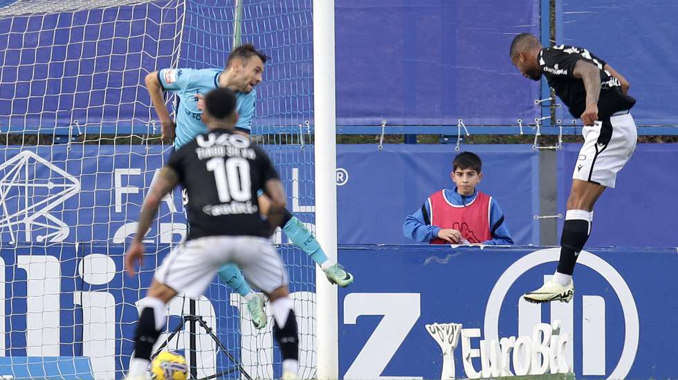 O jogador do Vitória de Guimarães, André Silva (D), marca um golo contra o Vizela durante o jogo da 20ª jornada da I Liga de futebol, realizado no Estádio Futebol Clube Vizela, 4 de fevereiro de 2024. MANUEL FERNANDO ARAÚJO/LUSA