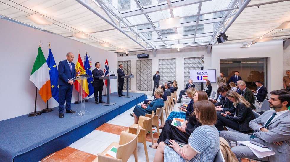 epa11372937 (L-R) Irish Foreign Minister Michael Martin, Spanish Foreign Minister Jose Manuel Albares and Norway's Foreign Minister Espen Barth speak during a press conference on the recognition of Palestinian statehood, at the Spanish representation office in Brussels, Belgium, 27 May 2024. On 22 May, Spain, Norway, and Ireland jointly announced their intention to recognize a Palestinian state.  EPA/OLIVIER MATTHYS