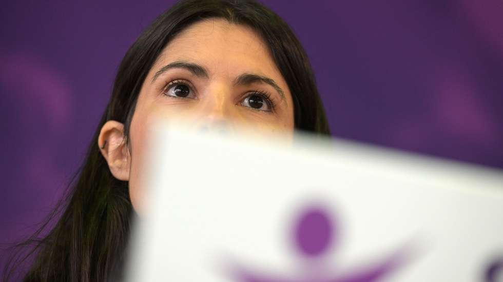 A Coordenadora do Bloco de Esquerda (BE), Mariana Mortágua, faz o discurso de abertura na V Conferência Nacional do Bloco de Esquerda, que decorreu na Escola Carolina Michaelis no Porto, 26 de outubro de 2024. FERNANDO VELUDO/LUSA
