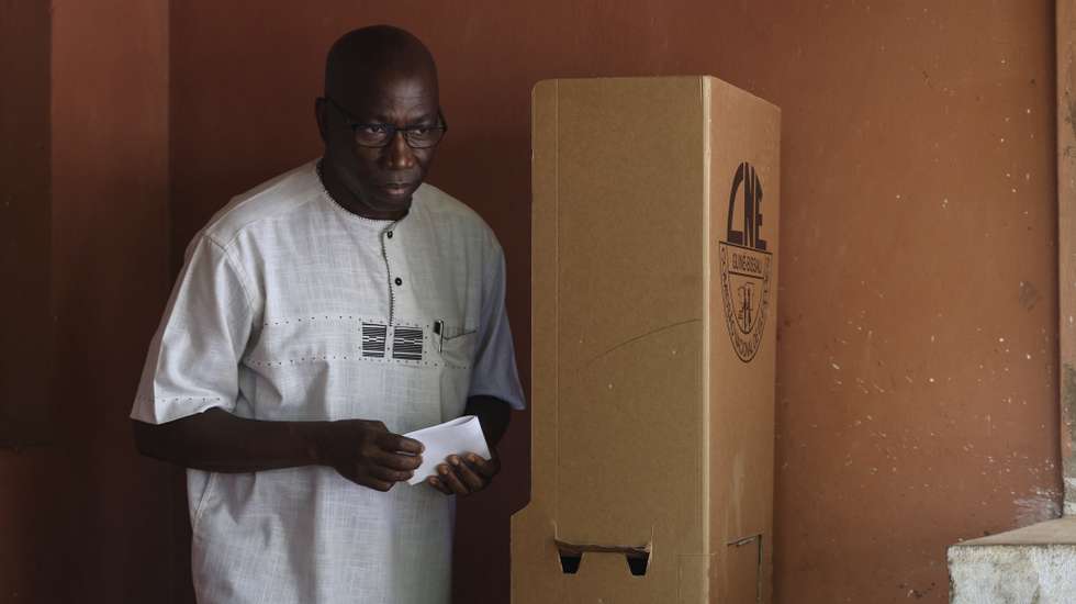 epa10672247 Domingos Simoes Pereira, leader of Inclusive Alliance Platform - Terra Ranka (PAI - Terra Ranka) - Coalition that includes the African Party for the Independence of Guinea and Cape Verde (PAIGC), before casts their ballot for the legislative elections at a polling station in Bissau, Guinea-Bissau, 04 June 2023. The polls to choose 102 deputies among 20 parties and two coalitions takes place today, 04 June 2023, following the dissolution of the National People's Assembly (NPA) by the President in May 2022.  EPA/ANDRE KOSTERS
